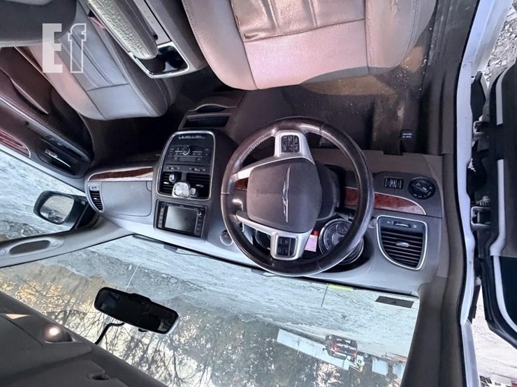 2014-chrysler-town-&-country-image-12