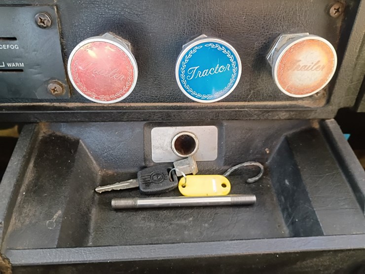 #27067-•-1984-kenworth-w900-tri-axle-dump-truck-image-63