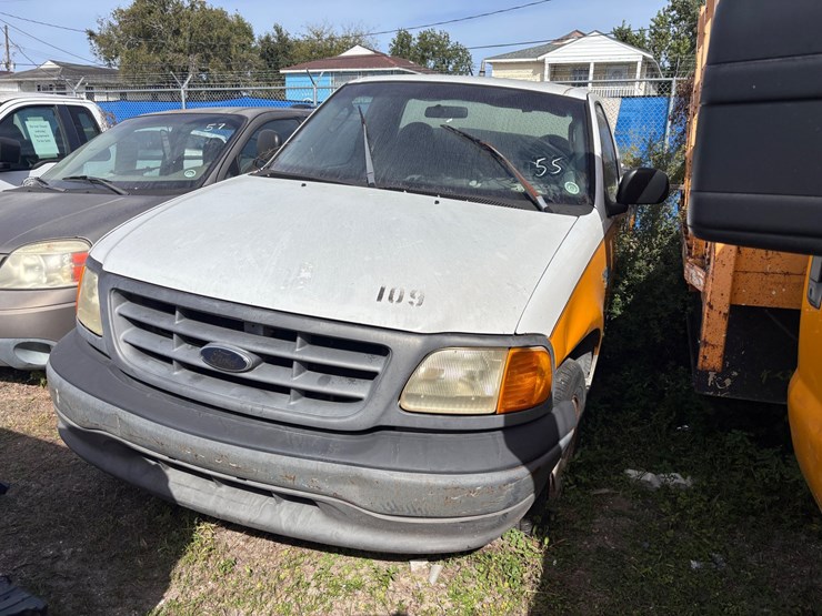 #55-•-ford-f-150-regular-cab-pickup-truck-image-2