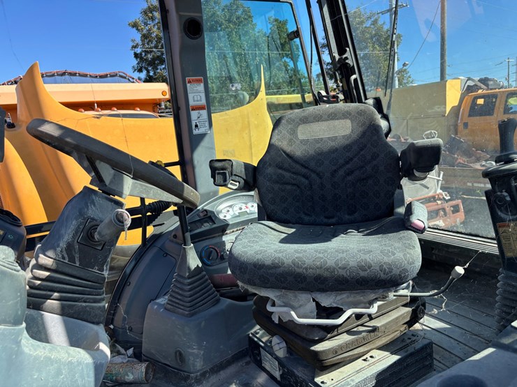 #18-•-new-holland-b110c-backhoe-loader-image-14