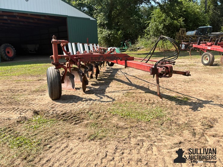 international-720-6-bottom-plow-image-3