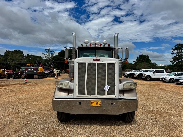 #207-•-2009-389-peterbilt-image-8