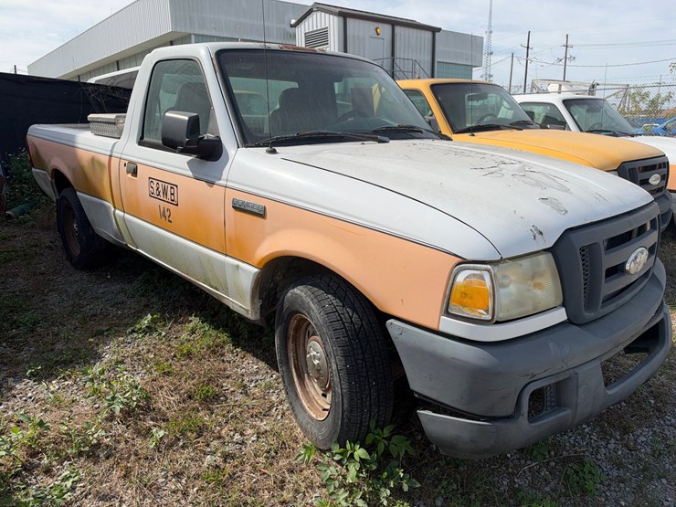 #73-•-2006-ford-ranger-regular-cab-pickup-truck-image-2
