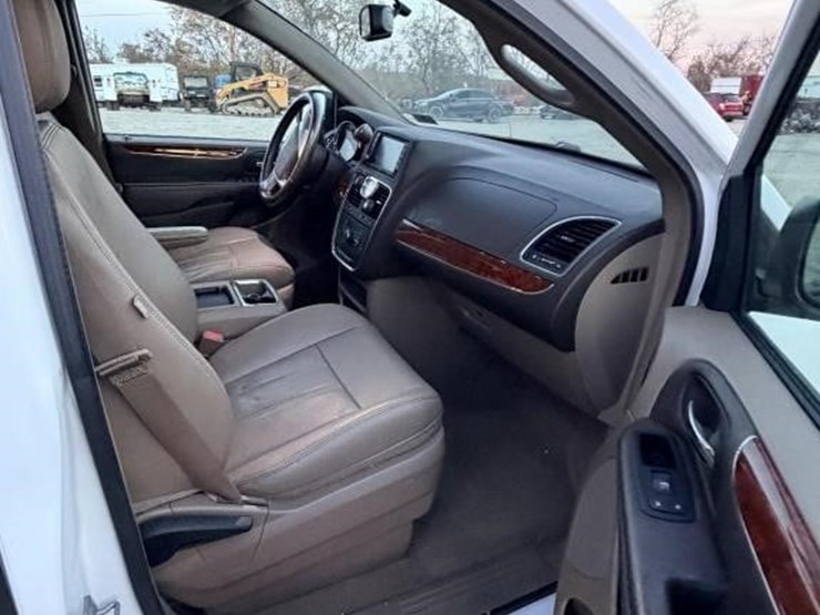 2014-chrysler-town-&-country-image-19