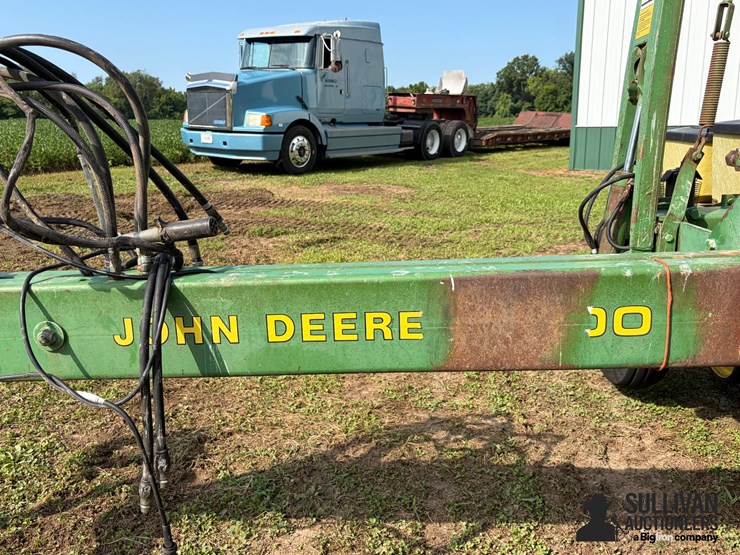 john-deere-7200-maxemerge-8r36"-corn-planter-image-12