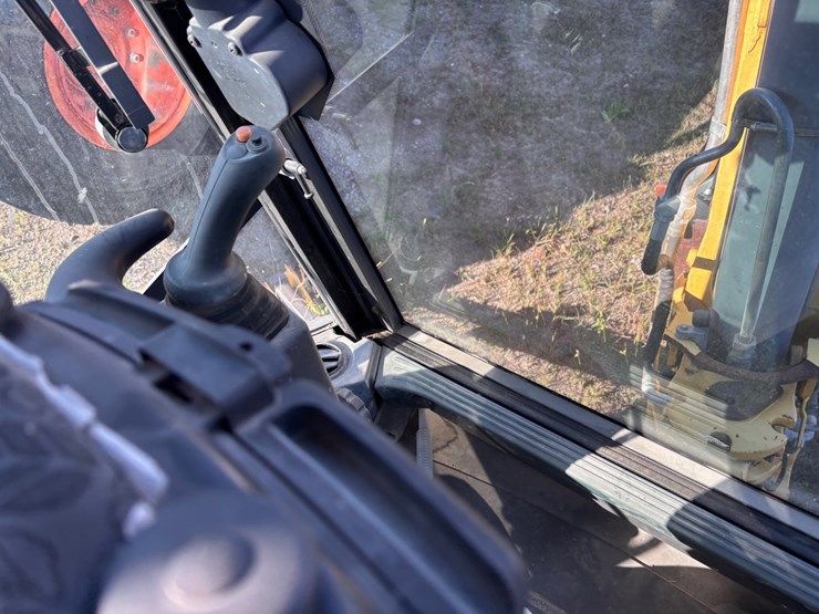 #2-•-new-holland-b110c-backhoe-loader-image-18