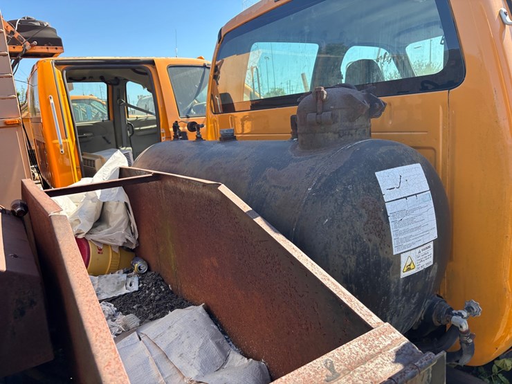 #23-•-ford-f-750-pb-loader-unitized-asphalt-patcher-truck-image-12