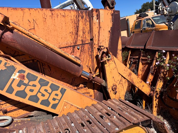 #39-•-case-115-crawler-loader-with-front-bucket-image-6