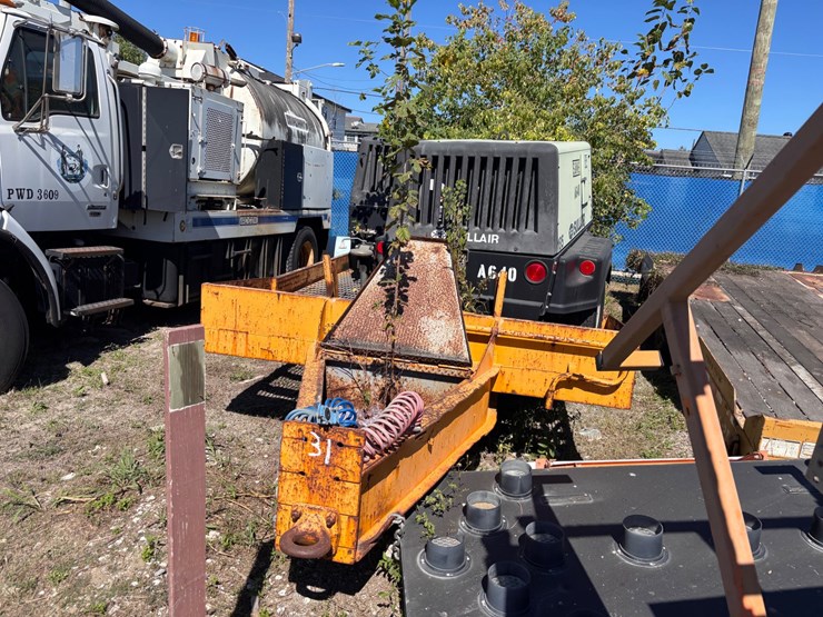 #31-•-tandem-axle-equipment-trailer-image-2