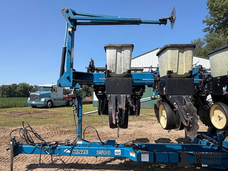 1998-kinze-2500-8/15-split-row-planter-image-17