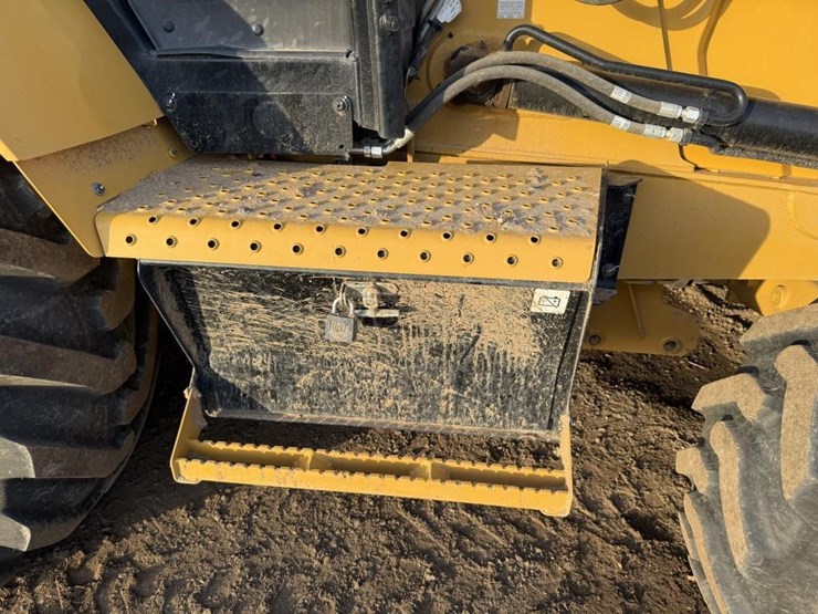 2025-caterpillar-420-image-35