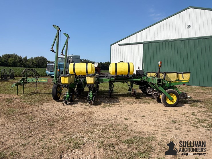 john-deere-7200-maxemerge-8r36"-corn-planter-image-8
