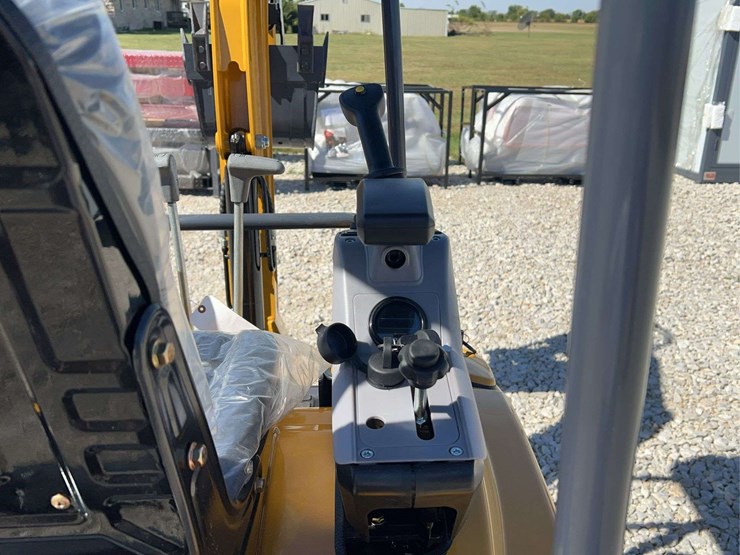 me20-mini-excavator-image-18