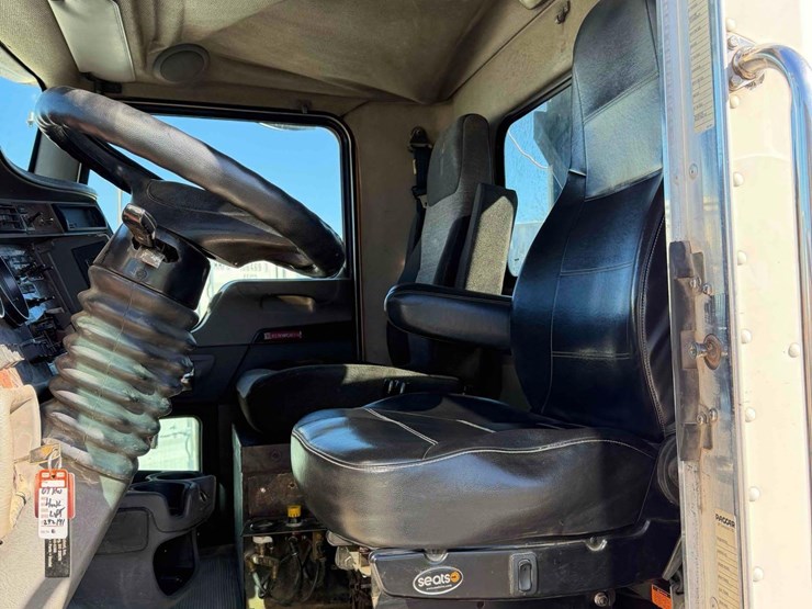 2009-kenworth-t370-tandem-axle-hook-truck-image-22