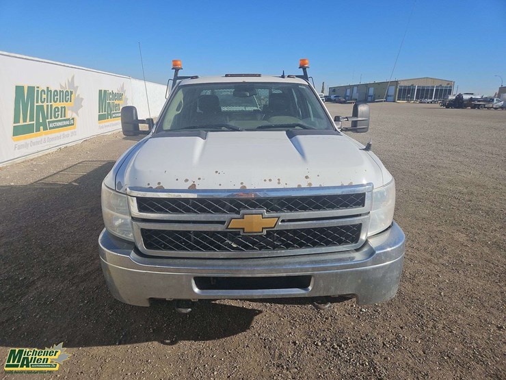2014-chevrolet-silverado-3500hd-cc-4x4-s/a-deck-truck-image-8