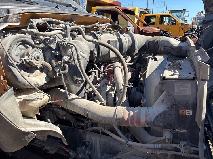 #19-•-ford-f-750-super-duty-single-axle-dump-truck-image-7