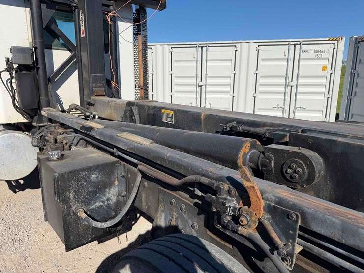 2009-kenworth-t370-tandem-axle-hook-truck-image-16