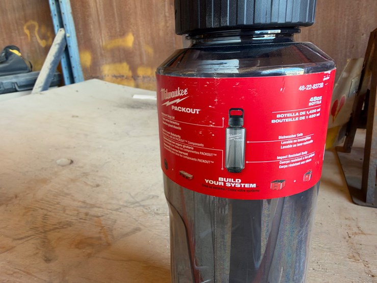 #1155-•-milwaukee-packout-48oz-bottle-image-3