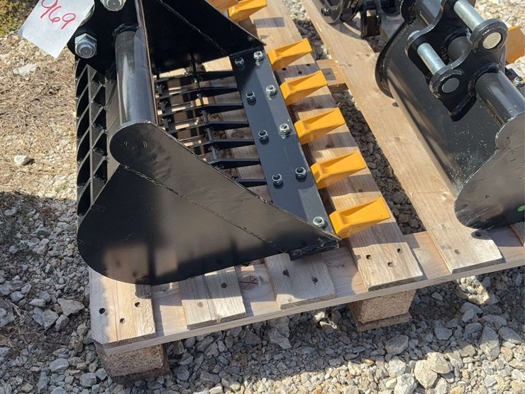 mini-excavator-sieve-bucket-with-teeth-image-4