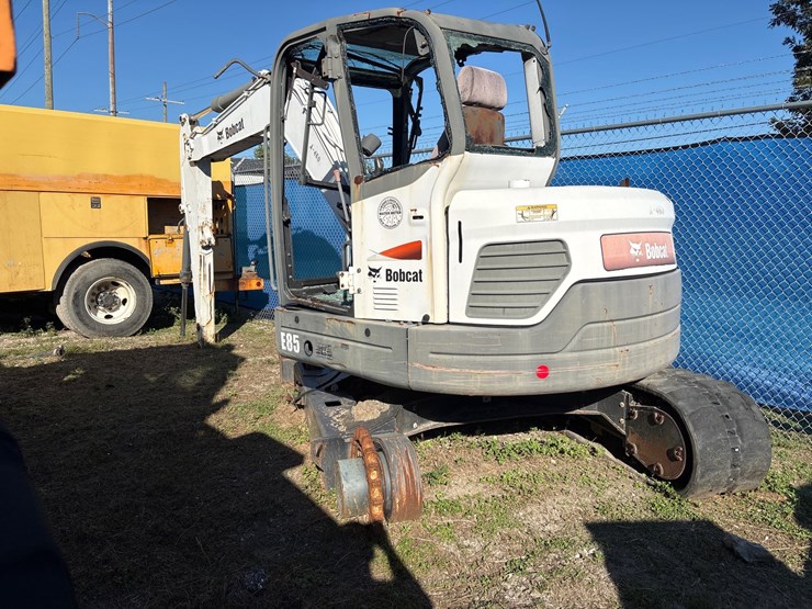 #8-•-2016-bobcat-e85-compact-excavator-image-2