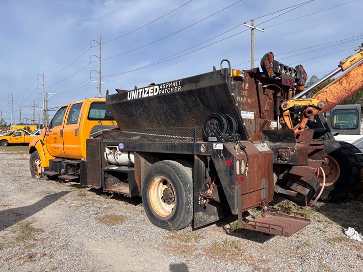 #49-•-ford-f-750-super-duty-unitized-asphalt-patcher-truck-image-3