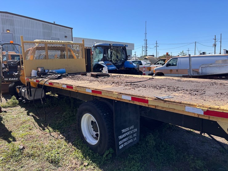 #46-•-ford-550-flatbed-cab-chassis-truck-with-headache-rack-image-4