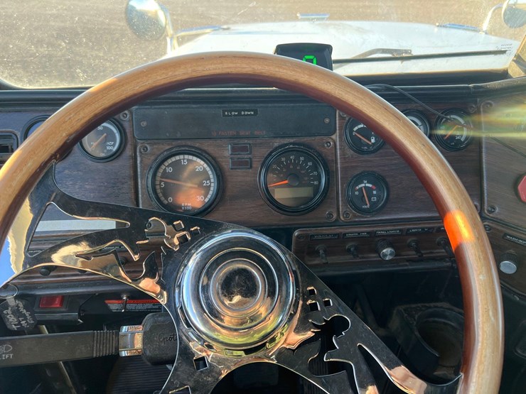 1996-freightliner-day-cab-image-21