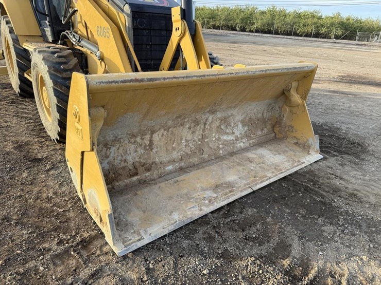 2025-caterpillar-420-image-28