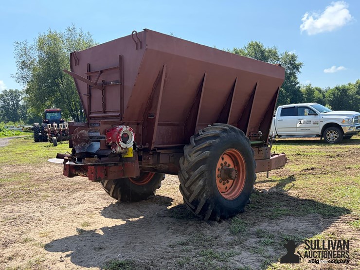 highway-equipment-company-l-70-11-8-ton-lime-spreader-image-5