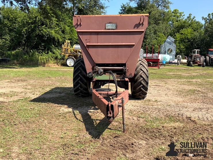 highway-equipment-company-l-70-11-8-ton-lime-spreader-image-2