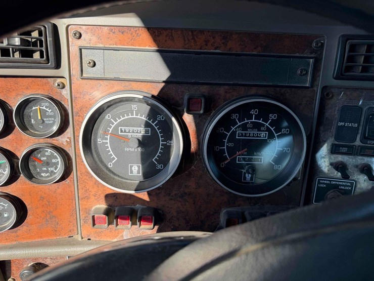 2009-kenworth-t370-tandem-axle-hook-truck-image-28