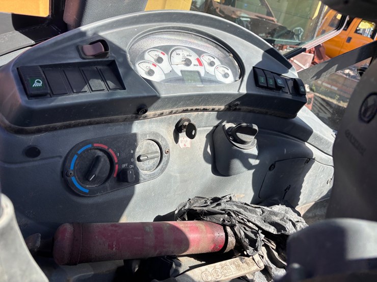 #18-•-new-holland-b110c-backhoe-loader-image-16