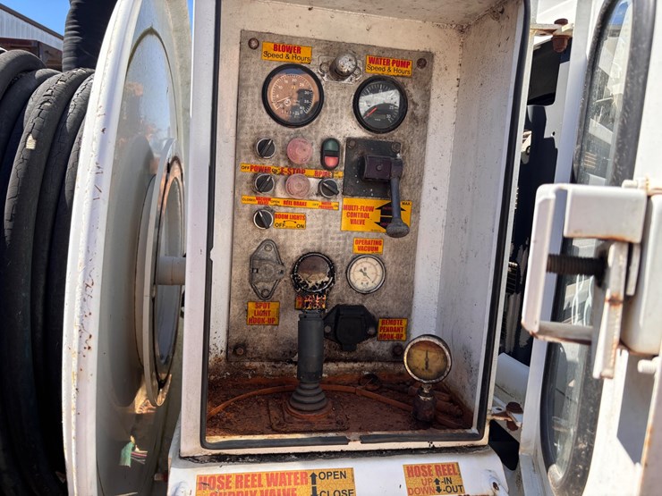 #38-•-2005-sterling-gapvax-mc1510-vacuum-truck-image-9