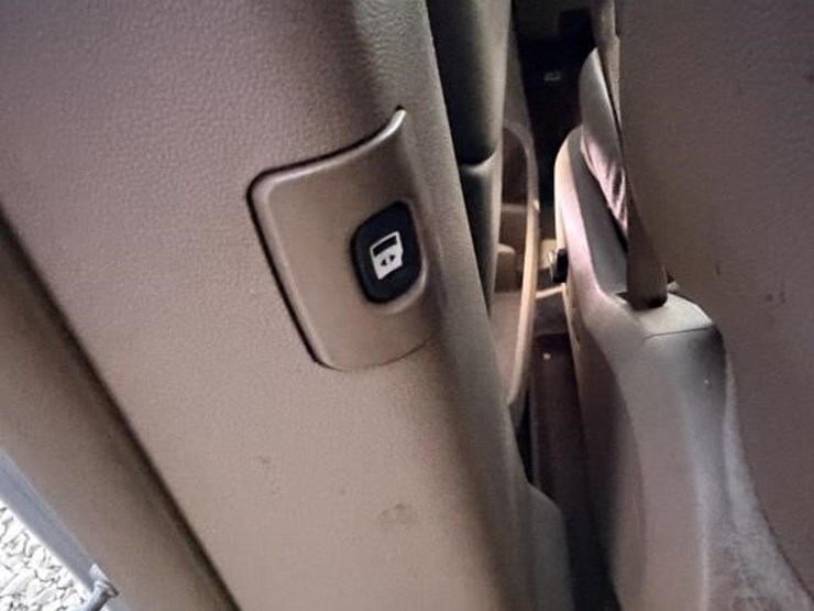 2014-chrysler-town-&-country-image-16