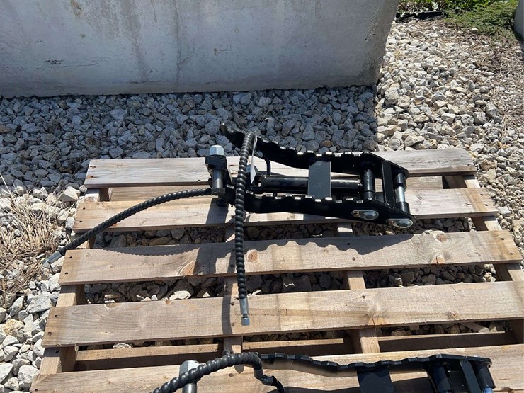 mini-excavator-hydraulic-thumb-attachment-image-1
