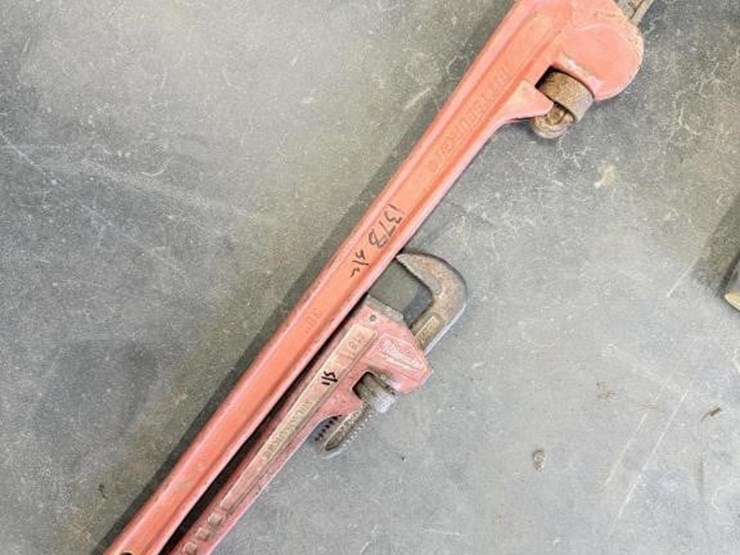 milwaukee-18"-pipe-wrench-&-pittsburg-36"-wrench-image-1