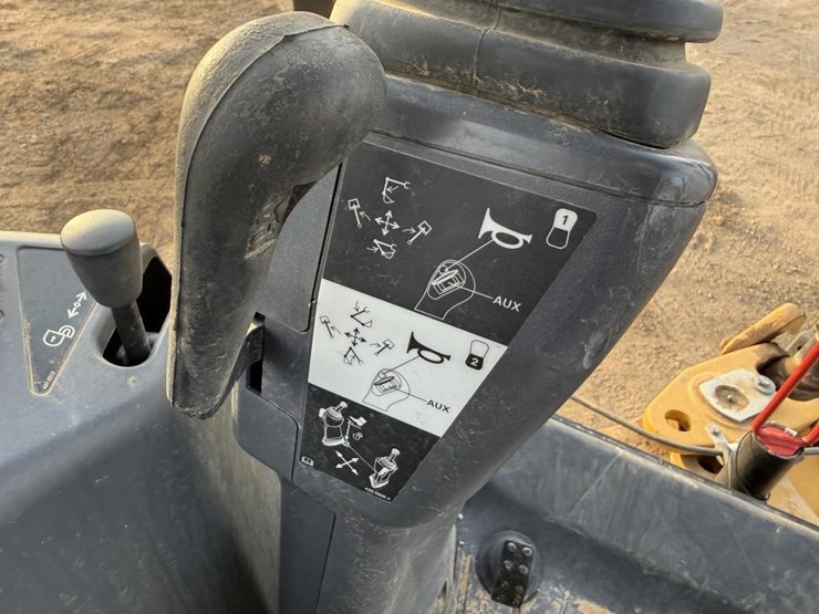 2025-caterpillar-420-image-25