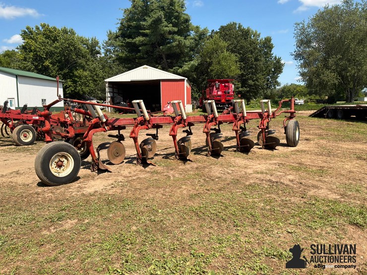 international-720-6-bottom-plow-image-6