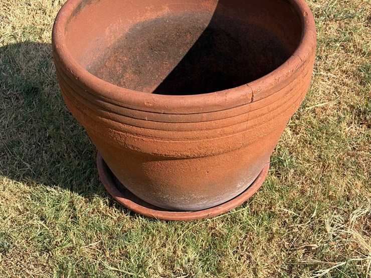 #26-•-20-inch-diameter-terra-cotta-pot-with-saucer-image-1