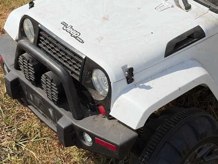 #15-•-kids-electric-jeep-with-remote-control-new-battery-image-3