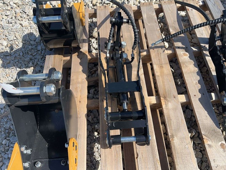 mini-excavator-hydraulic-thumb-attachment-image-2