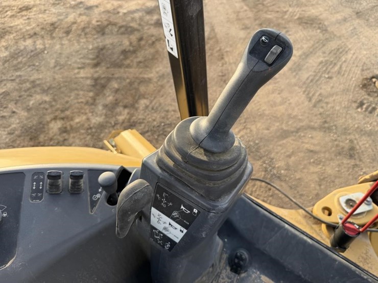 2025-caterpillar-420-image-24