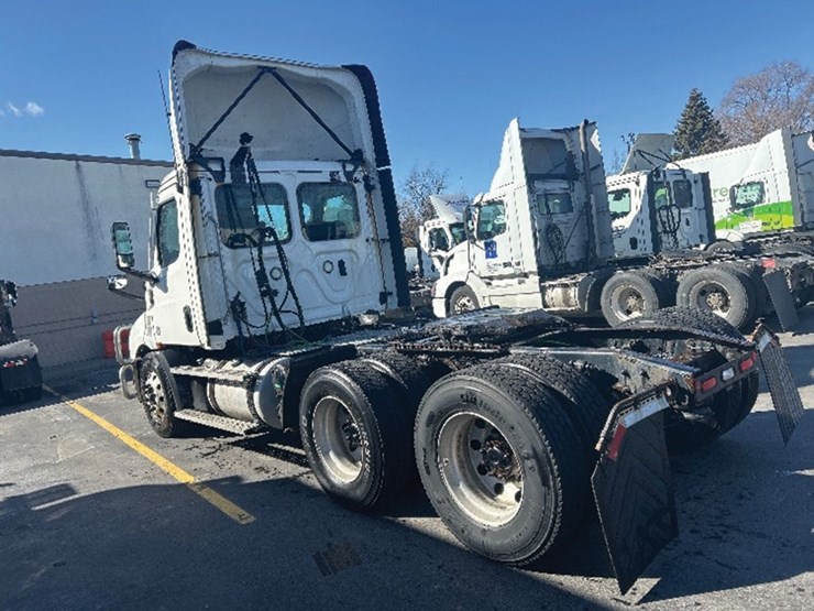 2021-freightliner-cascadia-116-image-2
