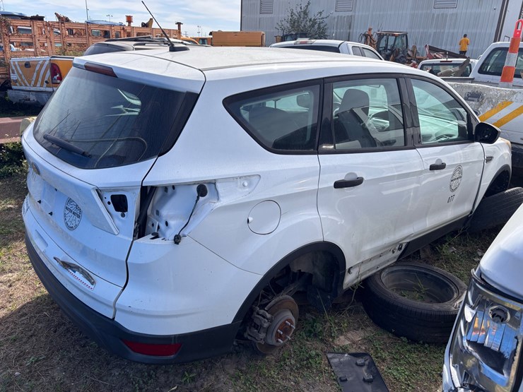 #62-•-ford-escape-four-door-compact-suv-image-3