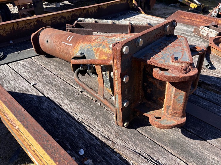 #11-•-hydraulic-breaker-attachment-with-pointed-chisel-bit-image-3