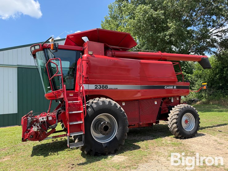 2006-case-ih-2388-axial-flow-combine-image-1