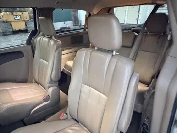 2014-chrysler-town-&-country-image-15