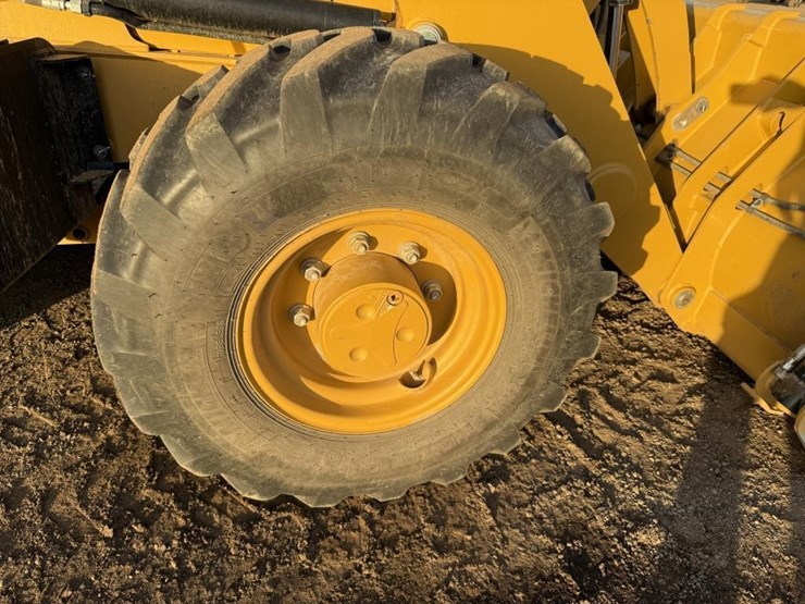 2025-caterpillar-420-image-54