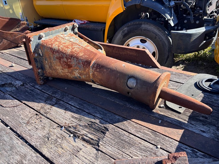 #11-•-hydraulic-breaker-attachment-with-pointed-chisel-bit-image-1
