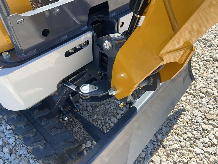 me20-mini-excavator-image-9